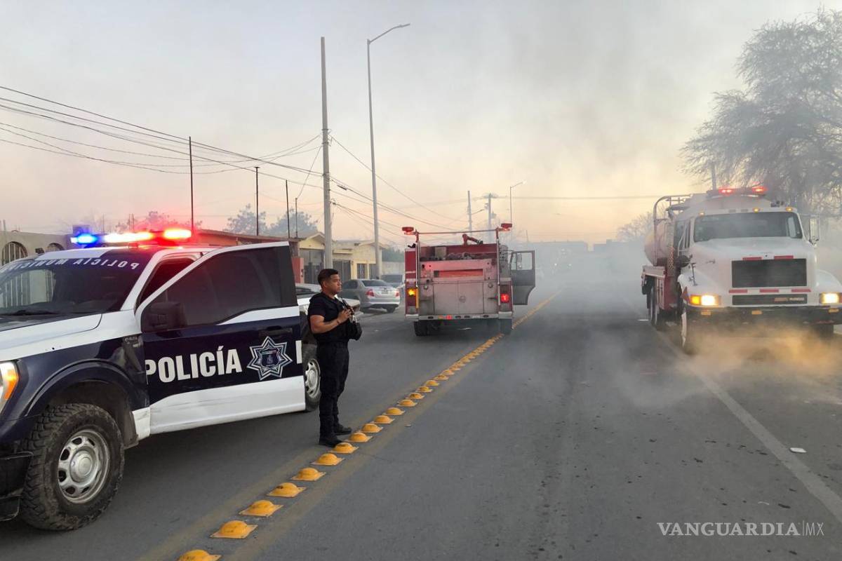 $!Bomberos de Monclova controlaron un incendio en el Panteón Guadalupe durante la madrugada de este viernes.