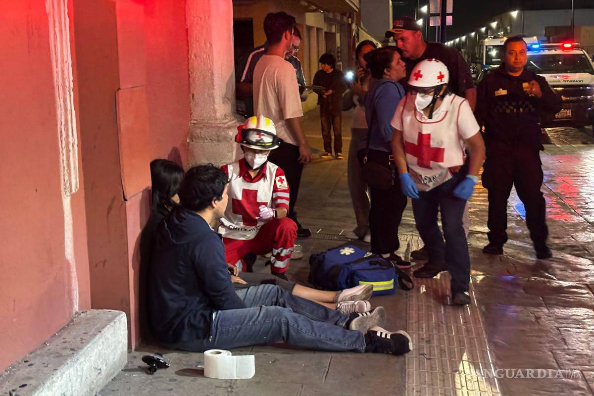 $!Paramédicos de la Cruz Roja valoraron al conductor y su acompañante, quienes no presentaron lesiones de consideración.