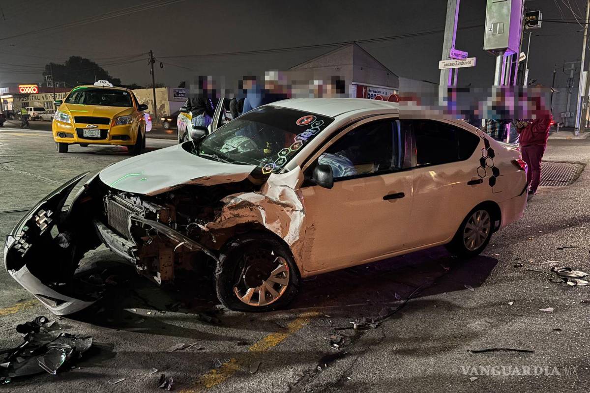 Choque en el Centro de Saltillo deja a conductora de aplicación lesionada