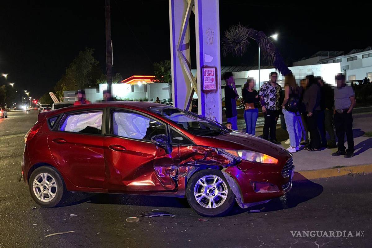 Ignora sexagenaria el rojo y provoca accidente en Saltillo; niega responsabilidad