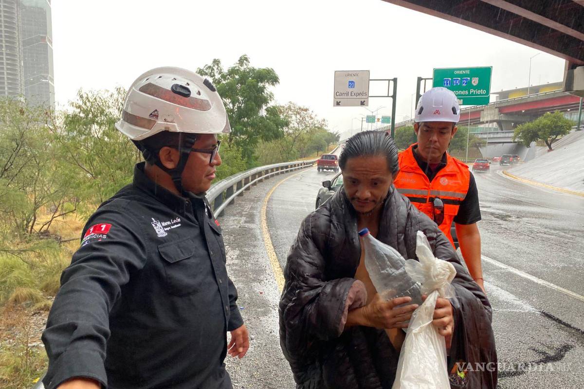 Lluvias causan encharcamientos, cierres viales y el rescate de dos personas, en Nuevo León