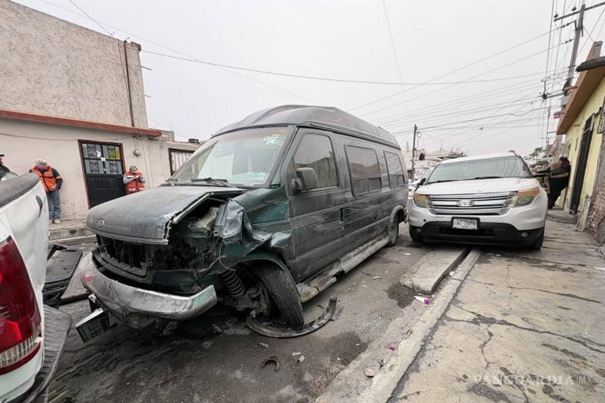 $!Dos camionetas estacionadas resultaron dañadas tras ser alcanzadas por el vagón proyectado por el choque.