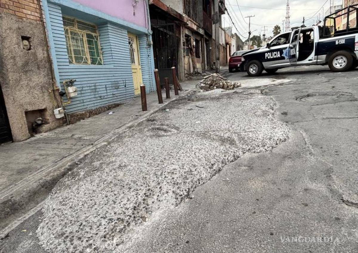 $!Casi un mes después, el concreto vertido sigue bloqueando la calle y complicando la movilidad de vecinos y comercios en el límite del Centro y Santa Anita.