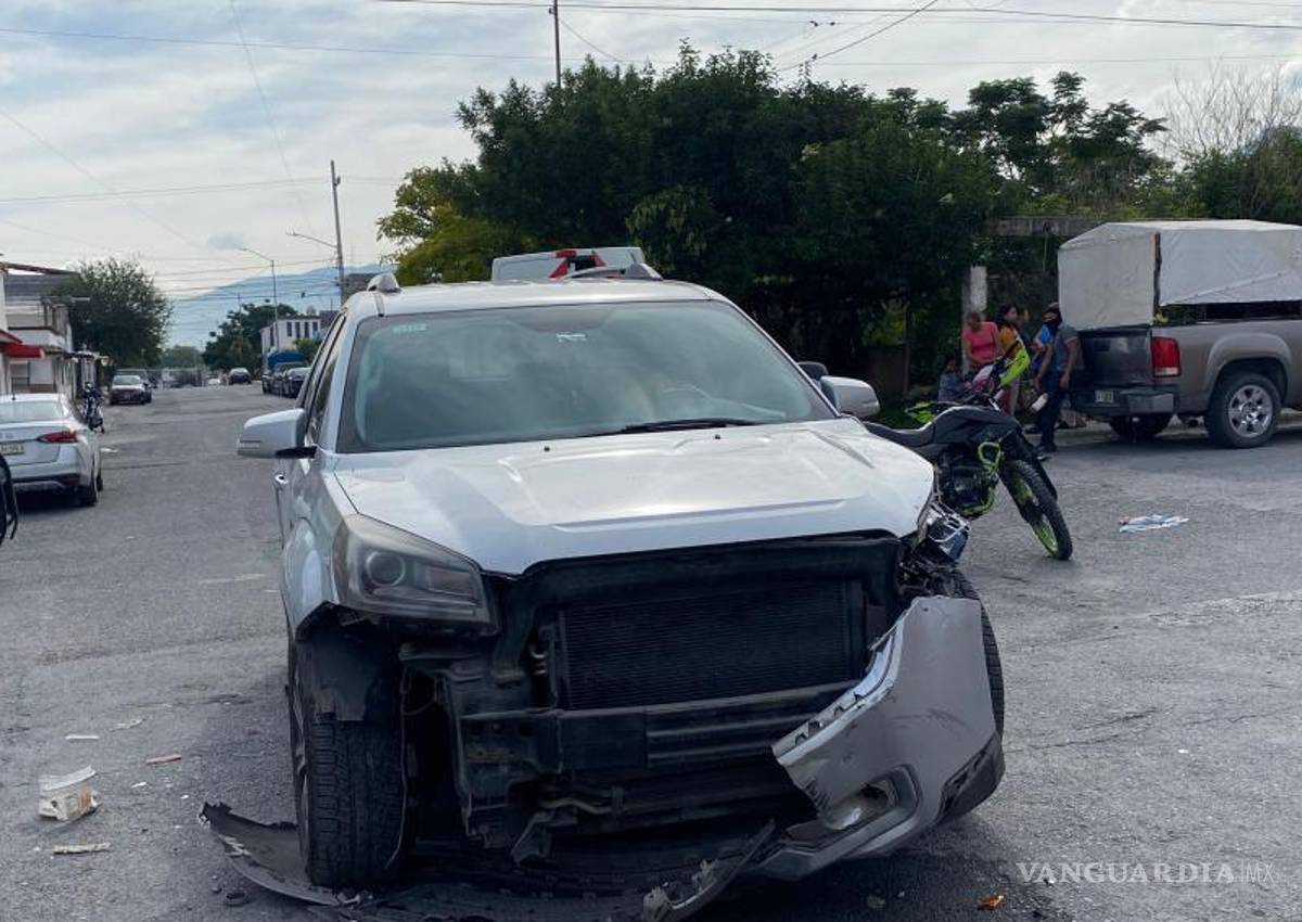 $!La motocicleta Itálika fue impactada por una camioneta GMC Acadia en el cruce de las calles Tomás de Aquino y Tomás de Albis, dejando a dos personas lesionadas.