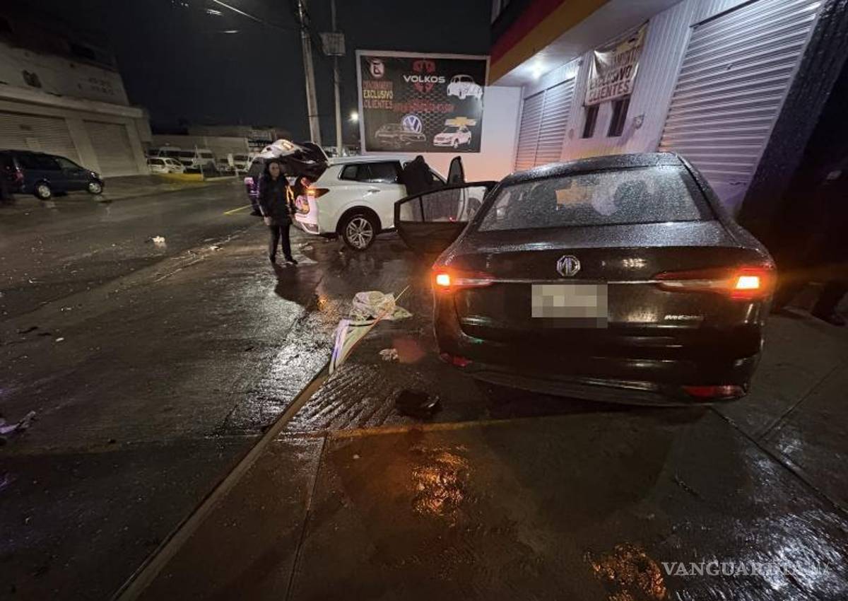 $!Las unidades permanecieron en el sitio en espera de las aseguradoras para el deslinde de responsabilidades.