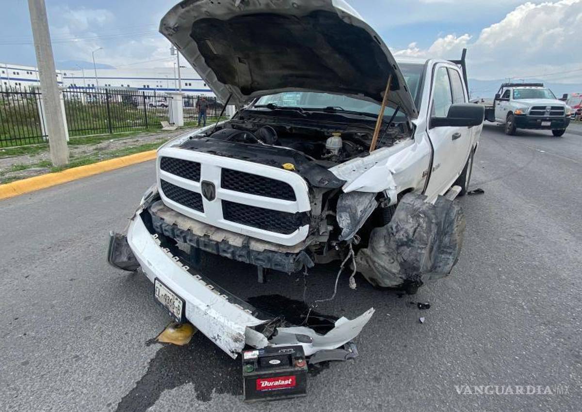 $!La camioneta RAM quedó atravesada entre los carriles tras el impacto; autoridades resguardaron la zona.