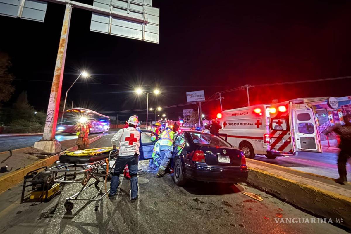 $!Elementos de rescate trabajan entre los restos del vehículo para liberar a los tripulantes que quedaron prensados tras el fuerte impacto.