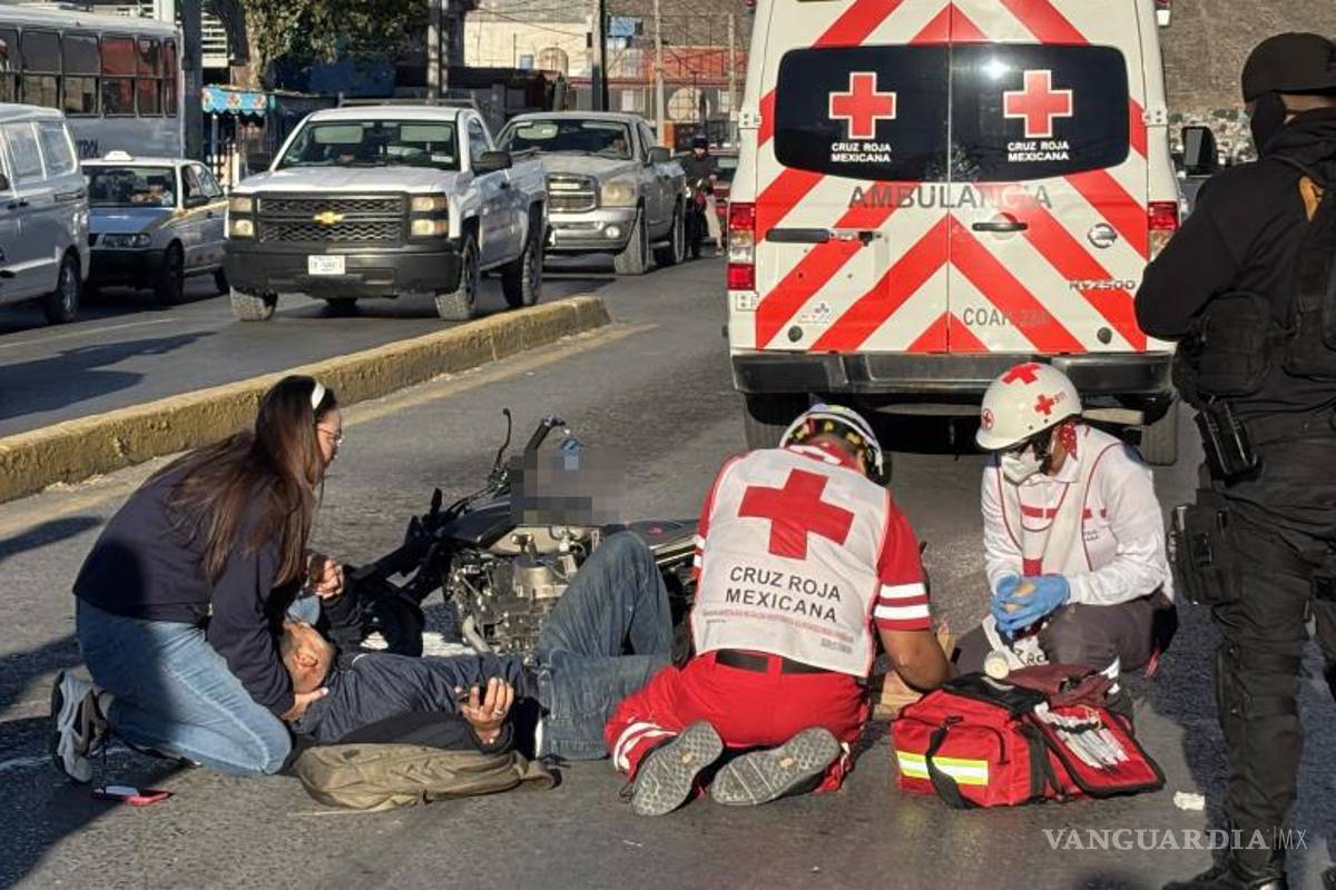$!Paramédicos de la Cruz Roja atienden al motociclista lesionado tras el choque ocurrido en periférico Luis Echeverría.