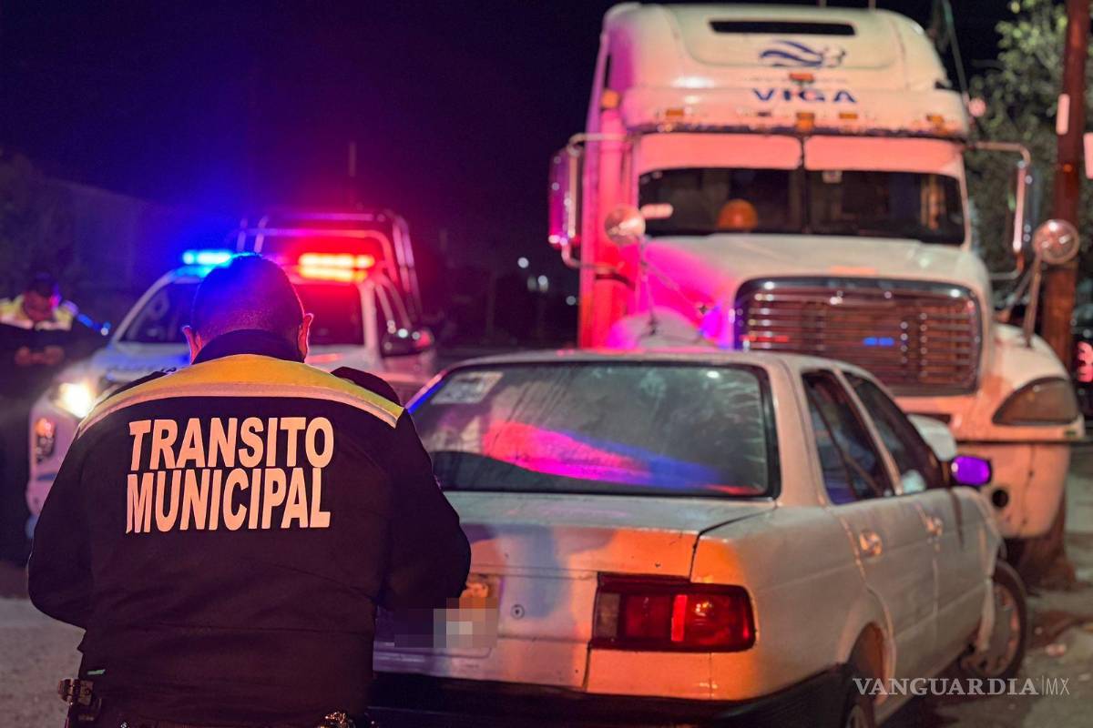 $!Elementos de Tránsito Municipal tomaron conocimiento del percance en la calle Indiana.