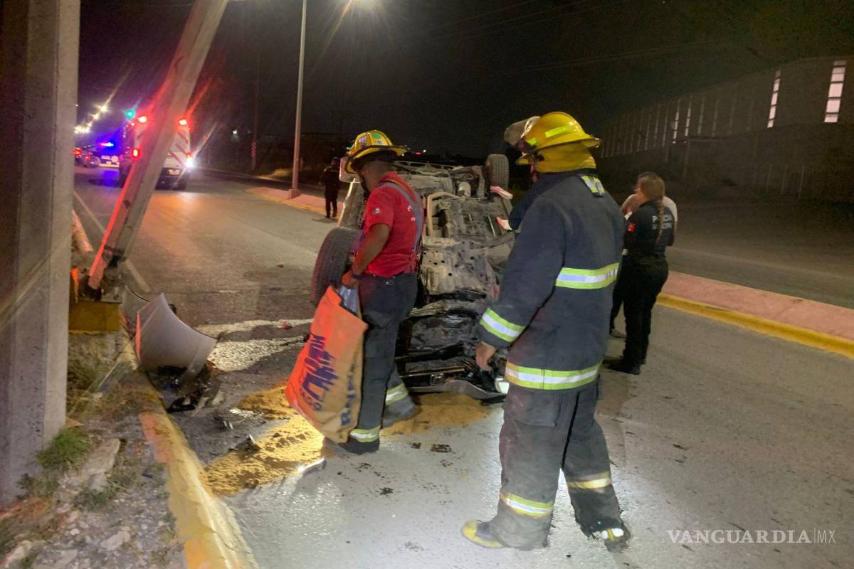 $!Luminaria derribada por el vehículo que perdió el control en la curva.