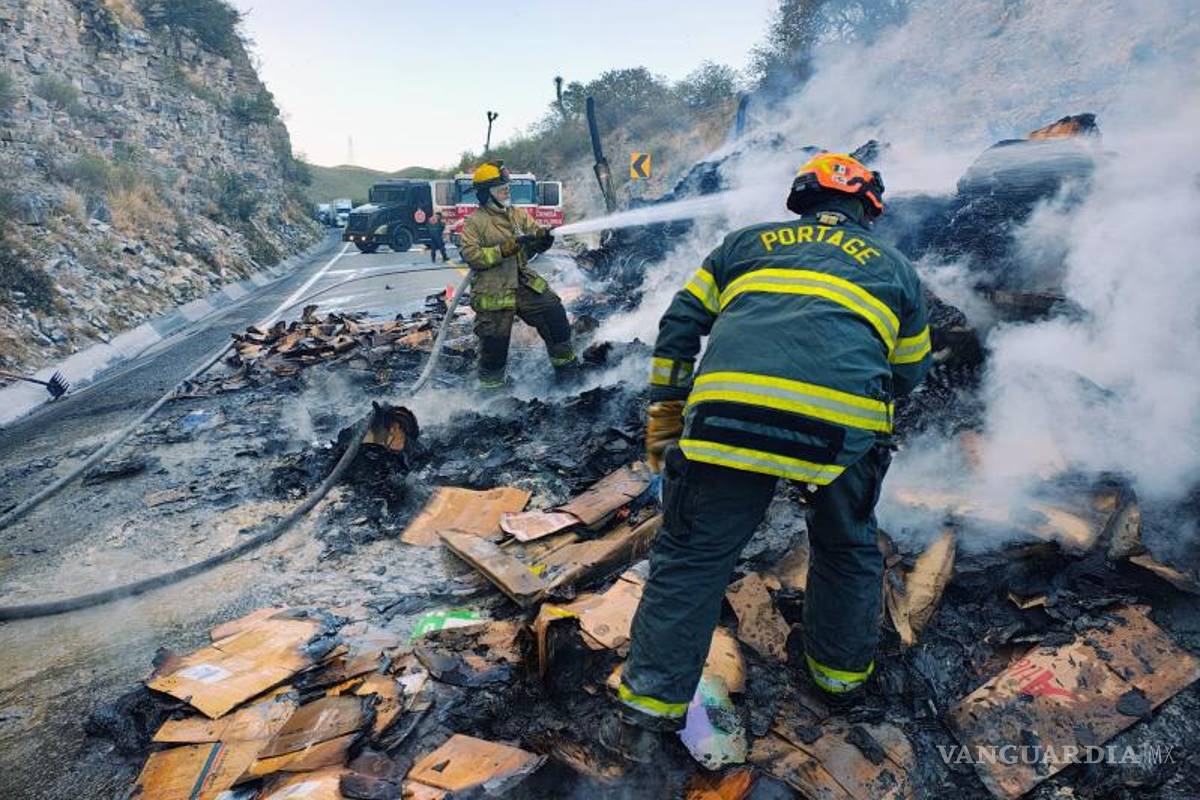 $!Choque e incendio de tráileres deja una persona con quemaduras en el 98% de su cuerpo, en NL
