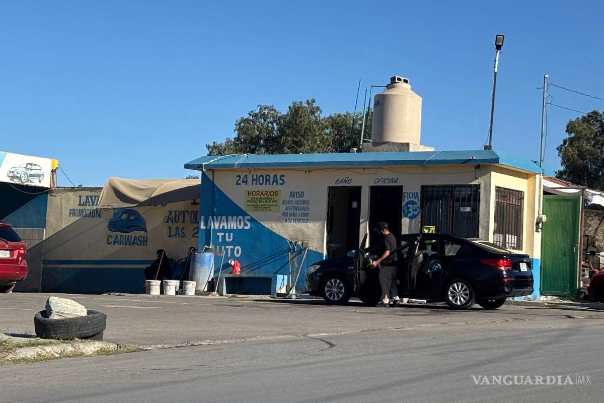 Reporte de menor encerrado en baño de autolavado moviliza a Bomberos en Saltillo