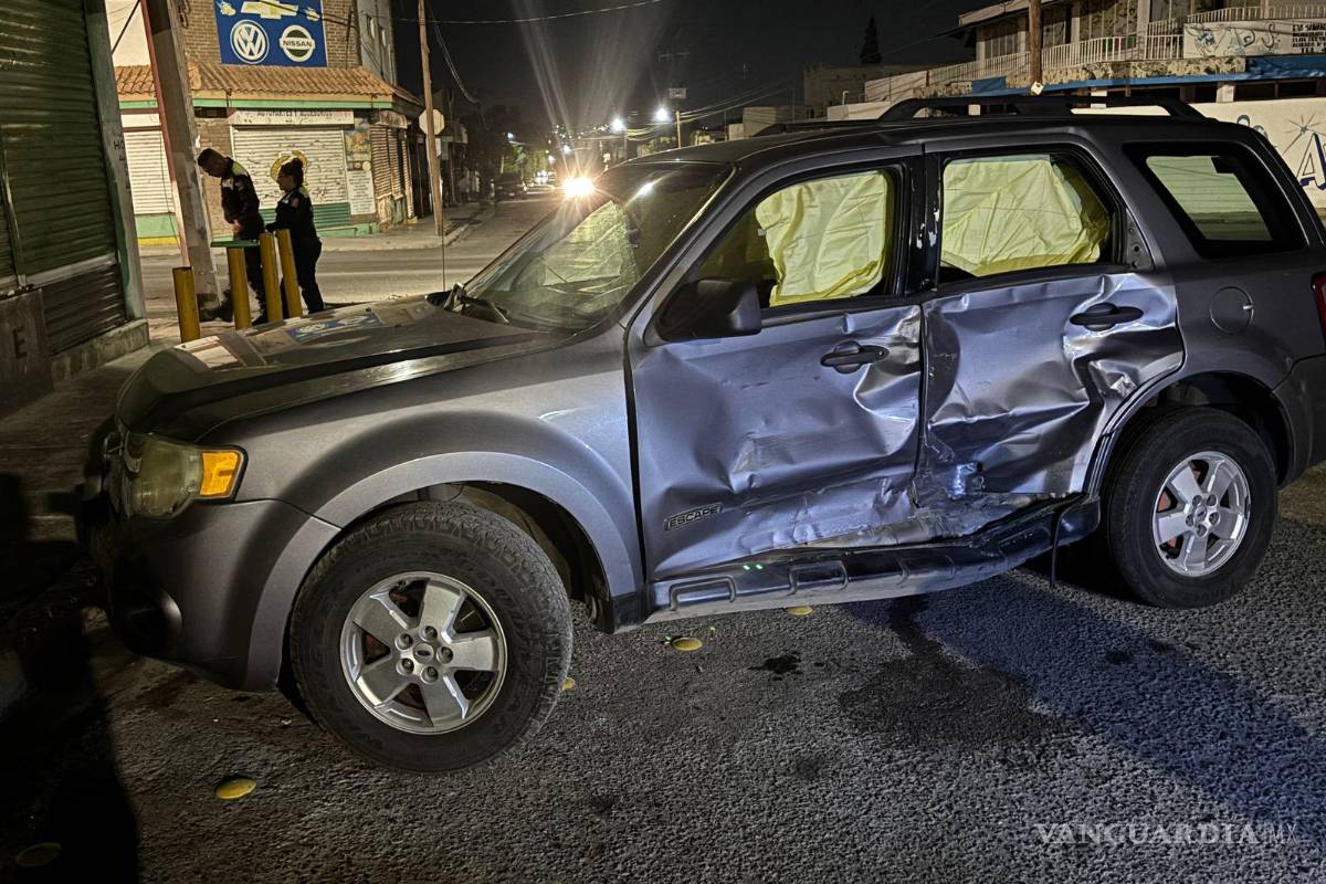 $!La camioneta Ford Escape quedó atravesada en el cruce de Mariano Matamoros y Melchor Múzquiz tras el impacto.