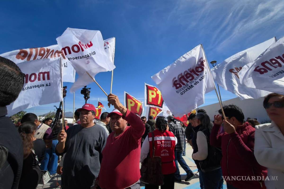 $!Militantes y simpatizantes de ambos partidos realizaron un mitin a las afueras del Instituto Electoral de Coahuila para respaldar la alianza rumbo al proceso electoral.