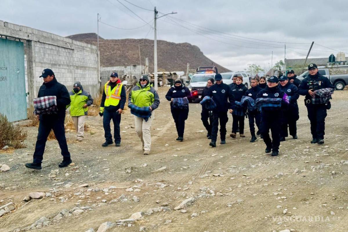 $!Elementos de la Comisaría de Seguridad también recorrieron colonias de la periferia entregando cobijas.