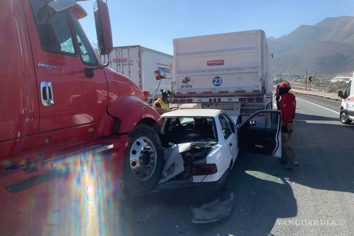 Aparatoso accidente en la carretera Saltillo-Monterrey deja una mujer lesionada