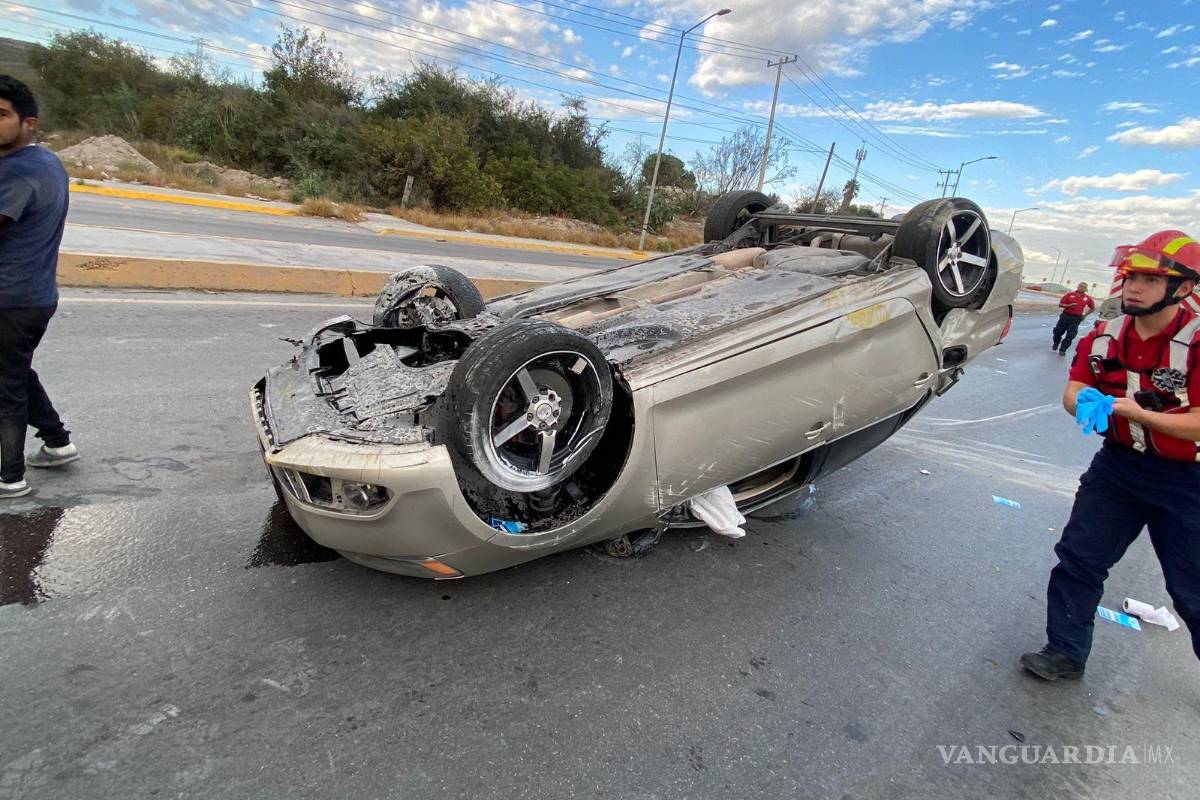 Vuelca vehículo al salirse del camino sobre los carriles contrarios de la Monterrey-Saltillo