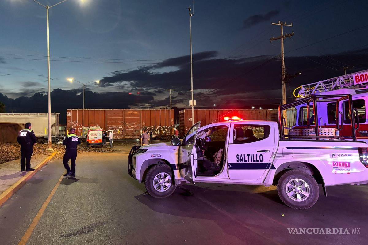 Tractocamión intenta ganarle el paso al tren y provoca aparatoso accidente en Saltillo