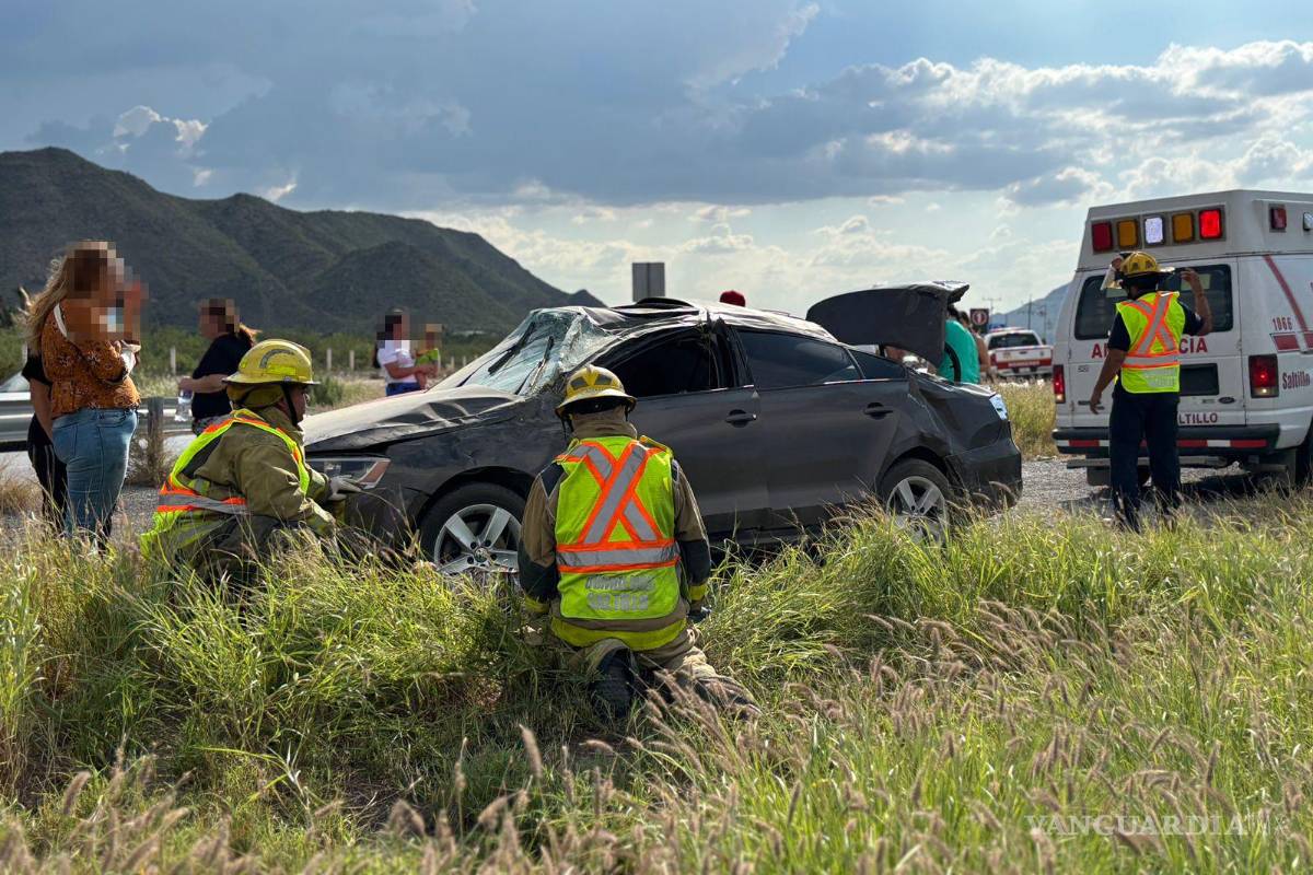 $!El Jetta terminó volcado sobre la terracería a la altura del kilómetro 16.