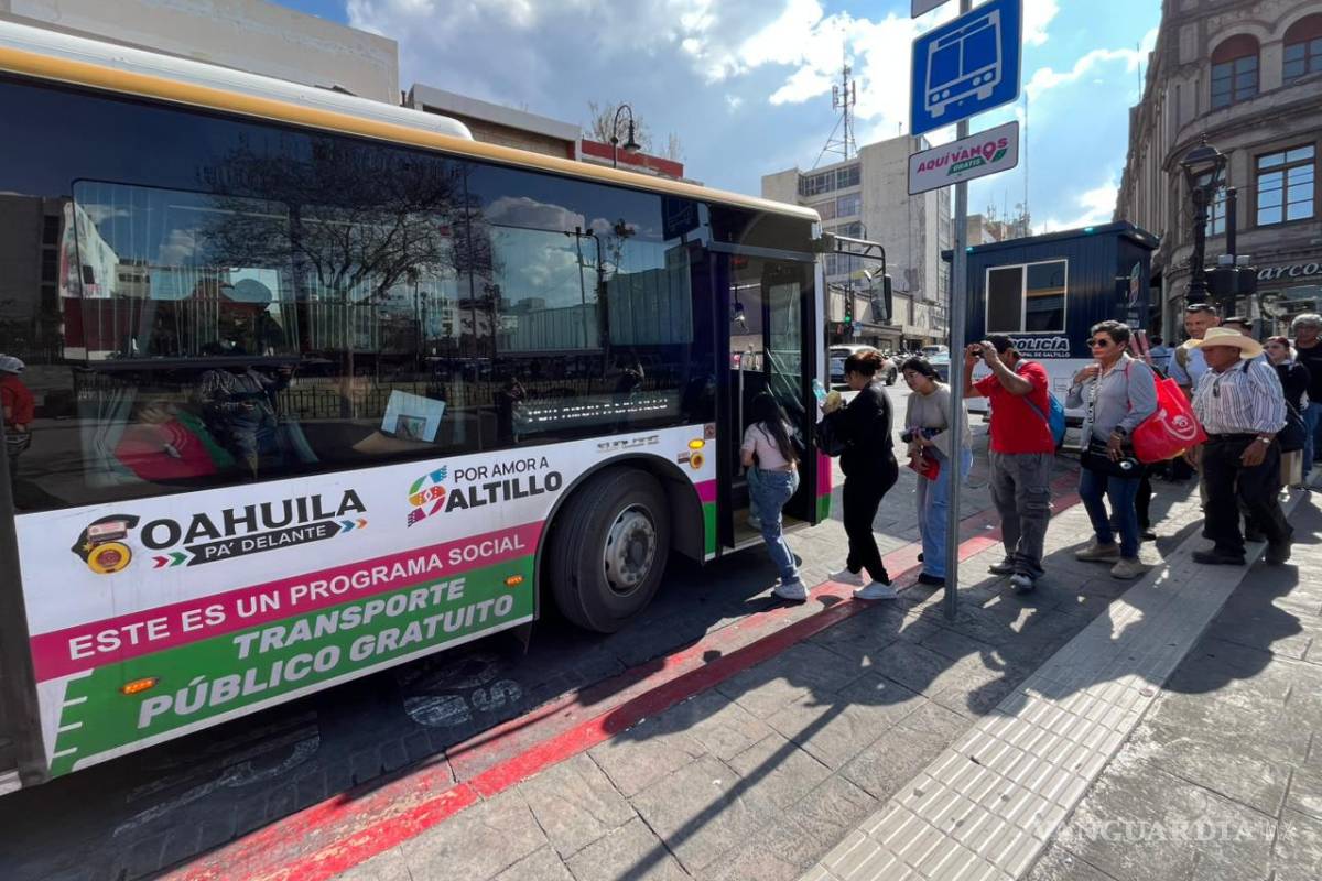 $!El transporte público, como las combis, operó con normalidad durante el día.