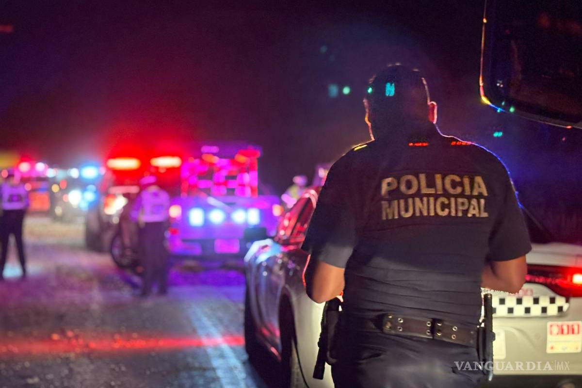 Mueren trailero y su acompañante tras volcar su unidad cargada de grava, en la carretera 57