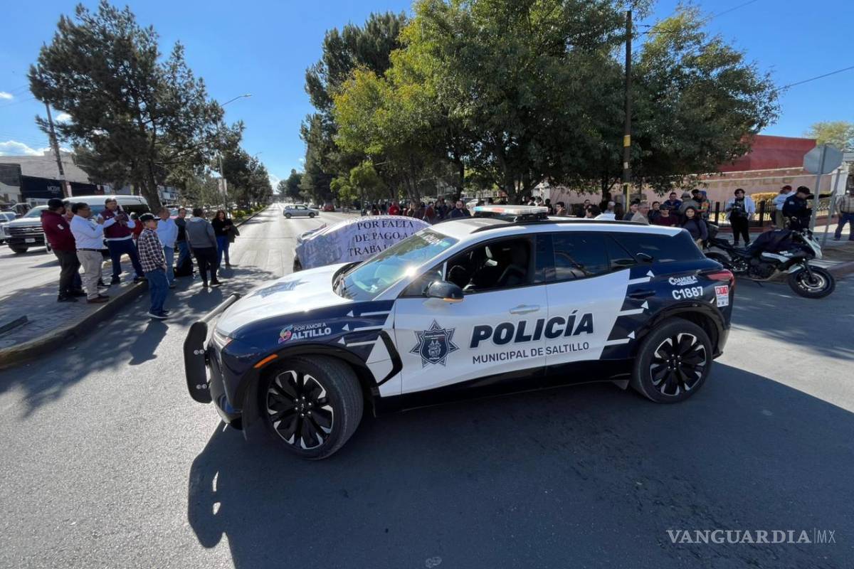 $!Los manifestantes mantenían cerrado un tramo del V. Carranza.