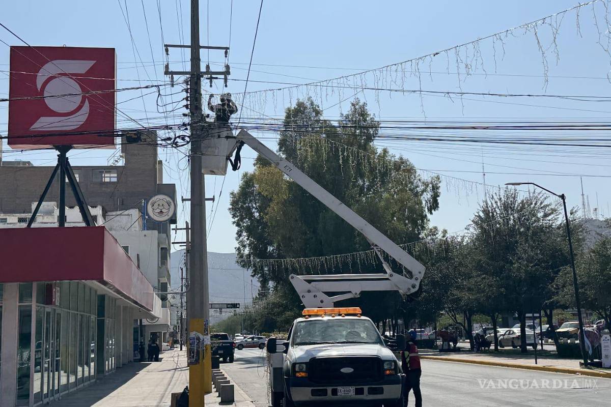 $!Personal de Alumbrado Público trabaja en la colocación de las series luminosas sobre calzada Colón.