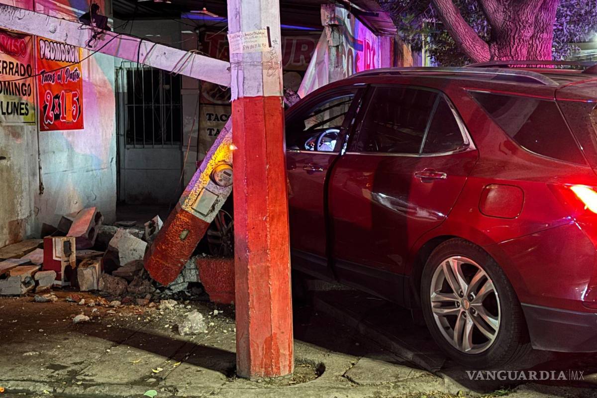 $!El negocio resultó con daños considerables tras el impacto de la camioneta.