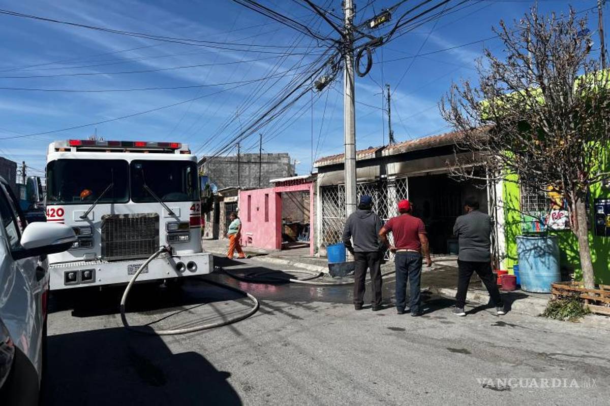 $!Elementos del Cuerpo de Bomberos acudieron al domicilio donde se registró el incendio en la colonia Manantiales del Valle.