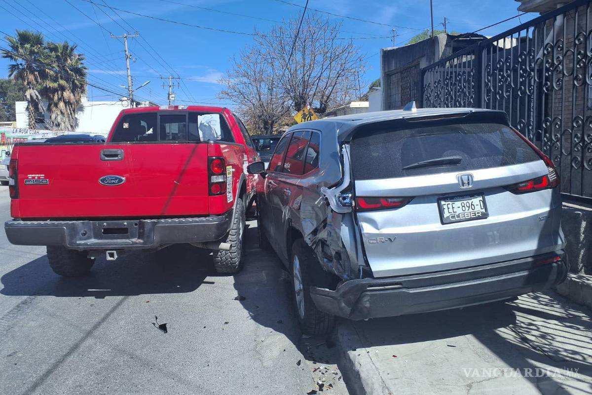$!Personal de Tránsito y de la aseguradora acudió al lugar para tomar conocimiento de los hechos y realizar la valuación de los daños, ante versiones no confirmadas sobre una posible ingesta de alcohol.