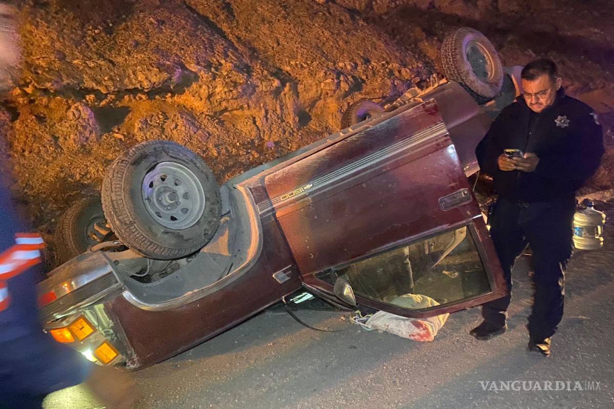 Pareja de adultos mayores salva su vida tras volcar en la carretera Saltillo-Monterrey