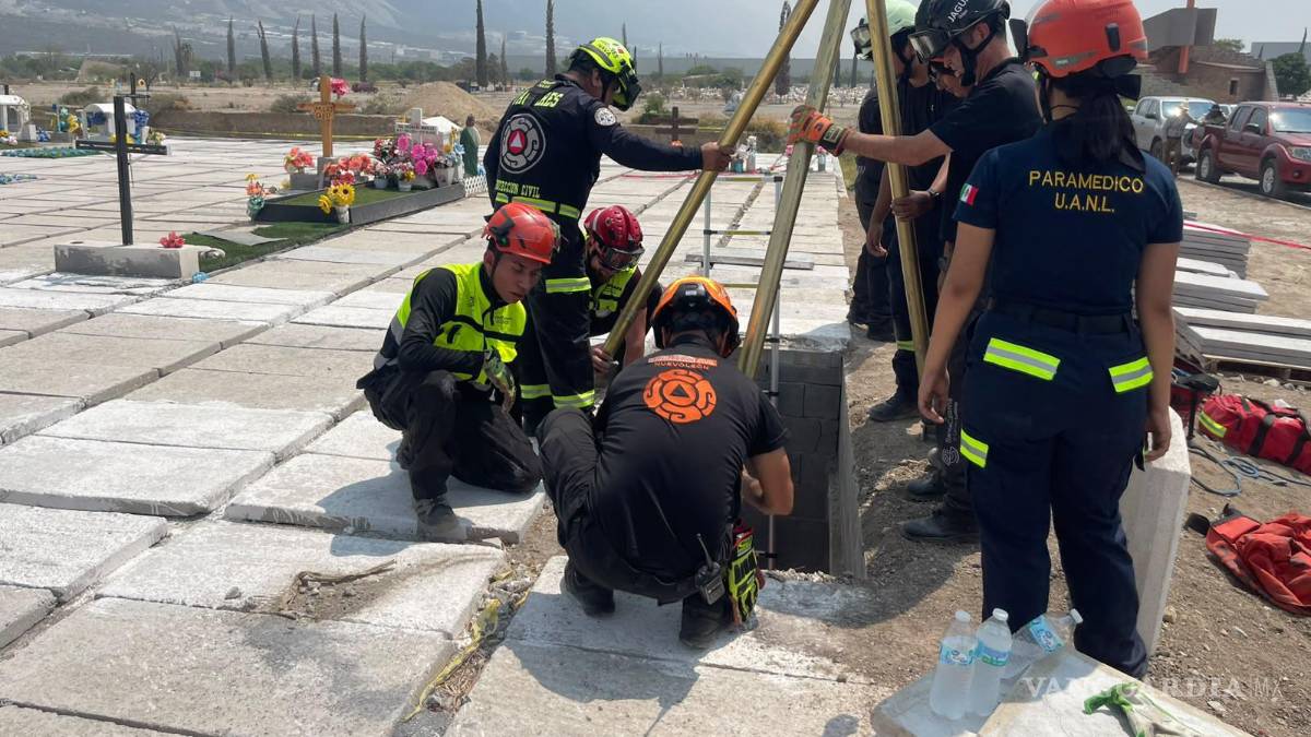 Rescatan a hombre que cae a tumba de panteón en Nuevo León