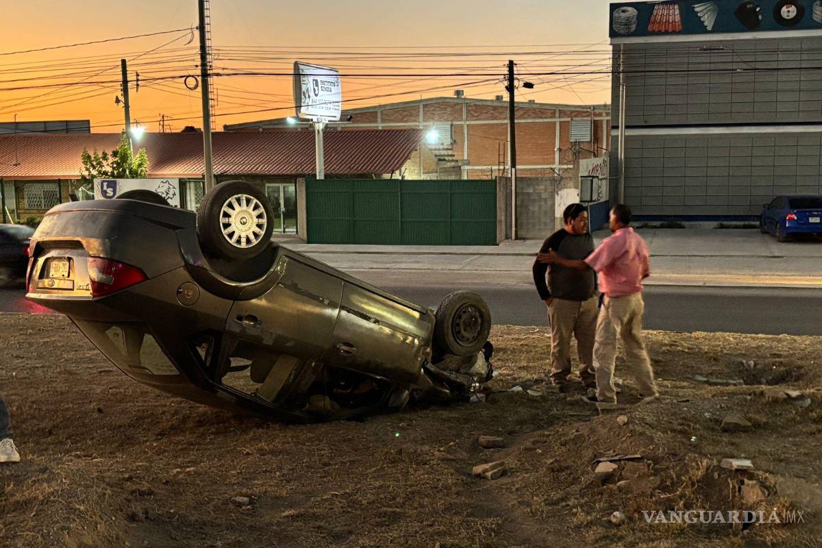 Volcadura al oriente de Saltillo genera caos vial pero sin lesionados