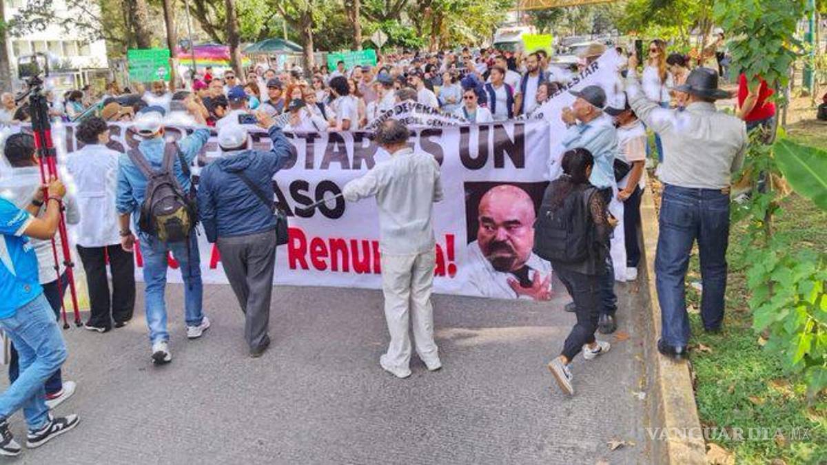 Crisis en IMSS-Bienestar: Personal médico marcha en Xalapa por falta de medicamentos y cirugías suspendidas