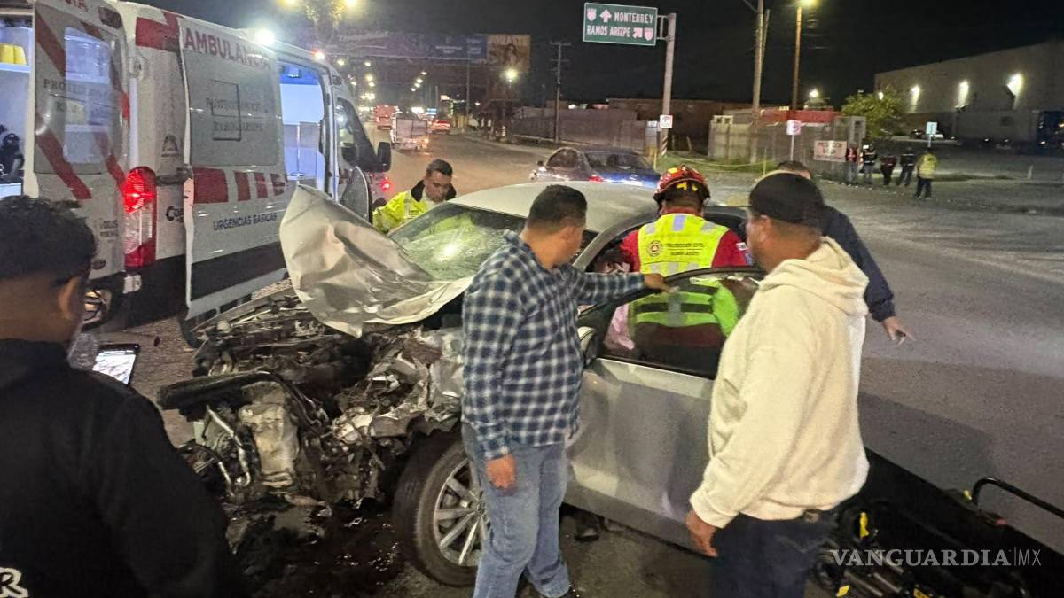 Vuelca camioneta tras chocar en Ramos Arizpe; reportan tres lesionados