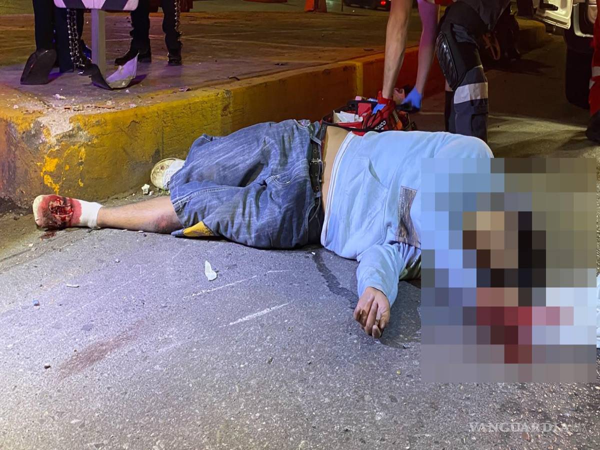 $!Automovilistas solicitaron apoyo al 911 mientras el joven permanecía tendido sobre la carpeta asfáltica.