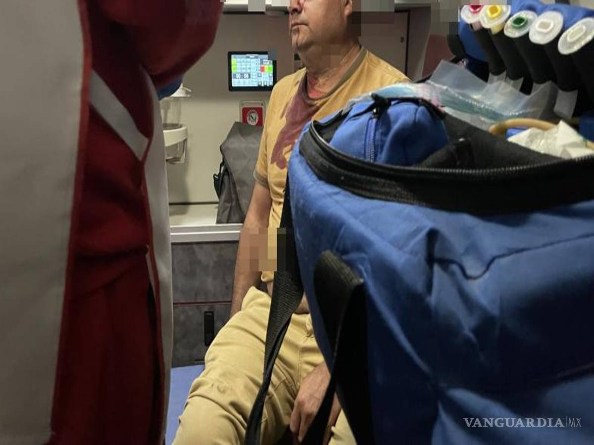 $!Paramédicos de la Cruz Roja atendieron a los ocupantes de ambos vehículos en el lugar del accidente.