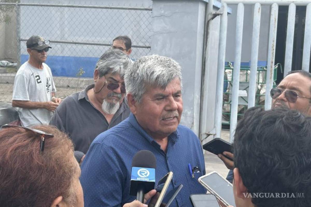 $!Julián Torres Ávalos, del Grupo de Defensa Laboral de Trabajadores de AHMSA, comentando ante medios los motivos de esta acción colectiva.