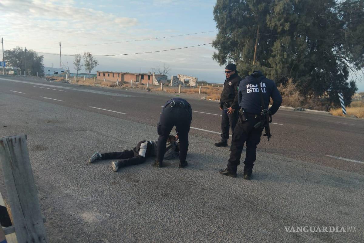 Policías salvan a joven que intentó quitarse la vida arrojándose al paso de los autos, en la carretera Saltillo-Torreón