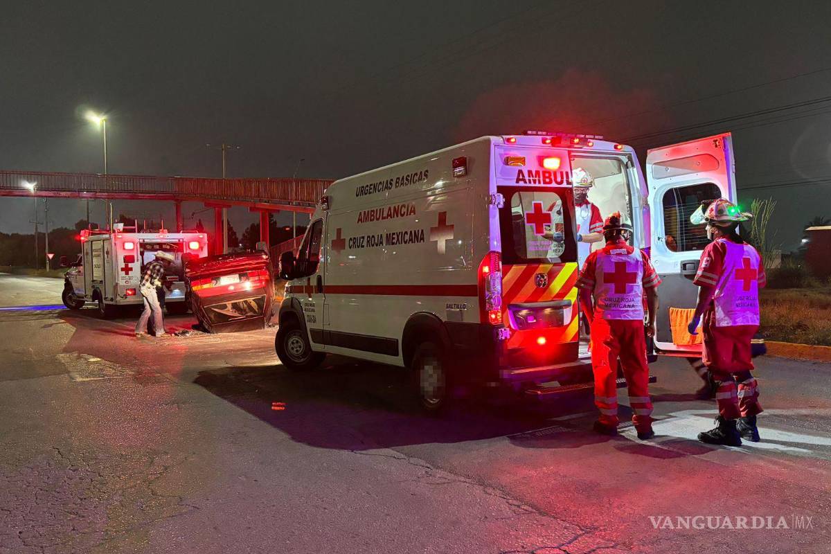 $!Paramédicos de la Cruz Roja atendieron a una mujer lesionada en el accidente.