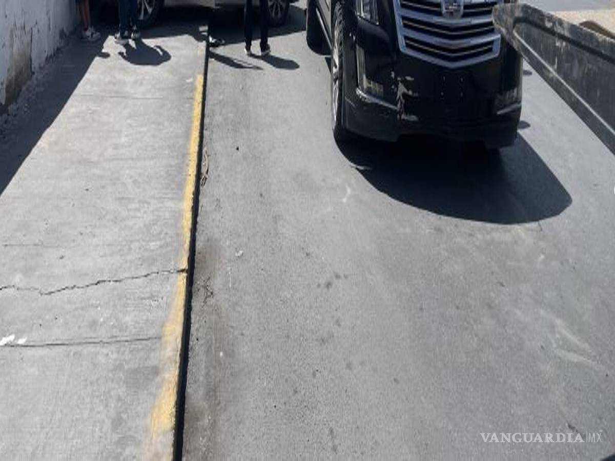 $!La camioneta Cadillac Escalade afectada se encontraba detenida en espera de la luz verde del semáforo cuando fue impactada por alcance por el vehículo del conductor señalado como responsable.