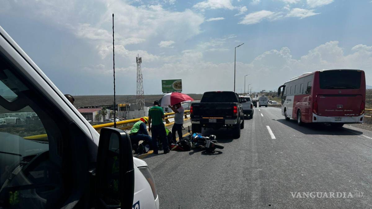 Motociclista se impacta contra camioneta y termina herido, en Ramos Arizpe