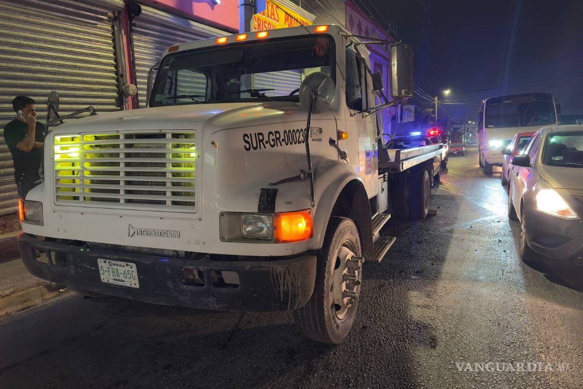 $!El accidente ocurrió en el cruce de las calles Juan Navarro y 33, en la colonia Los Fundadores, movilizando a cuerpos de emergencia durante la noche.