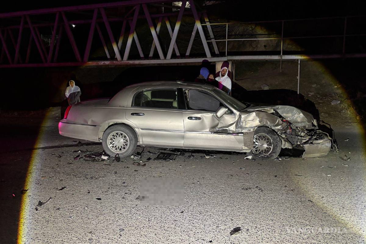 $!El vehículo Lincoln quedó con severos daños tras el impacto frontal registrado sobre el bulevar Otilio González.