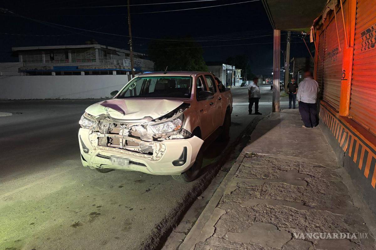 Ebrio conductor ignora alto y provoca aparatoso choque en el Centro de Saltillo