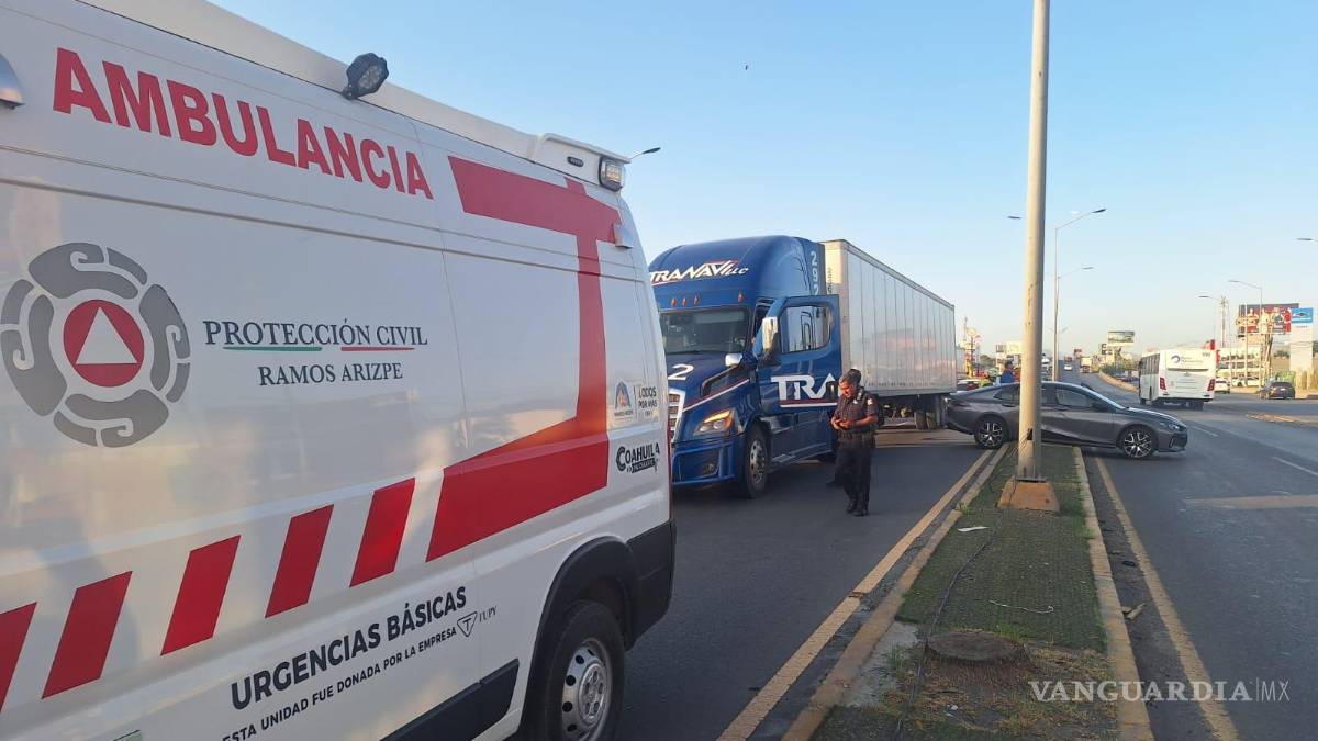 Conductora se estrella contra un tractocamión, en Ramos Arizpe