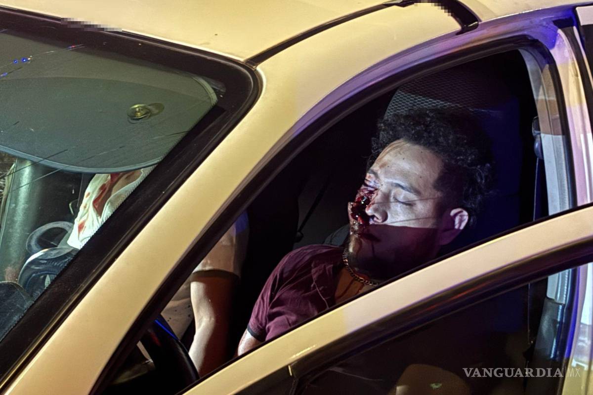 $!Paramédicos de la Cruz Roja acudieron al lugar para atender al conductor, quien sufrió una lesión en el pómulo derecho.