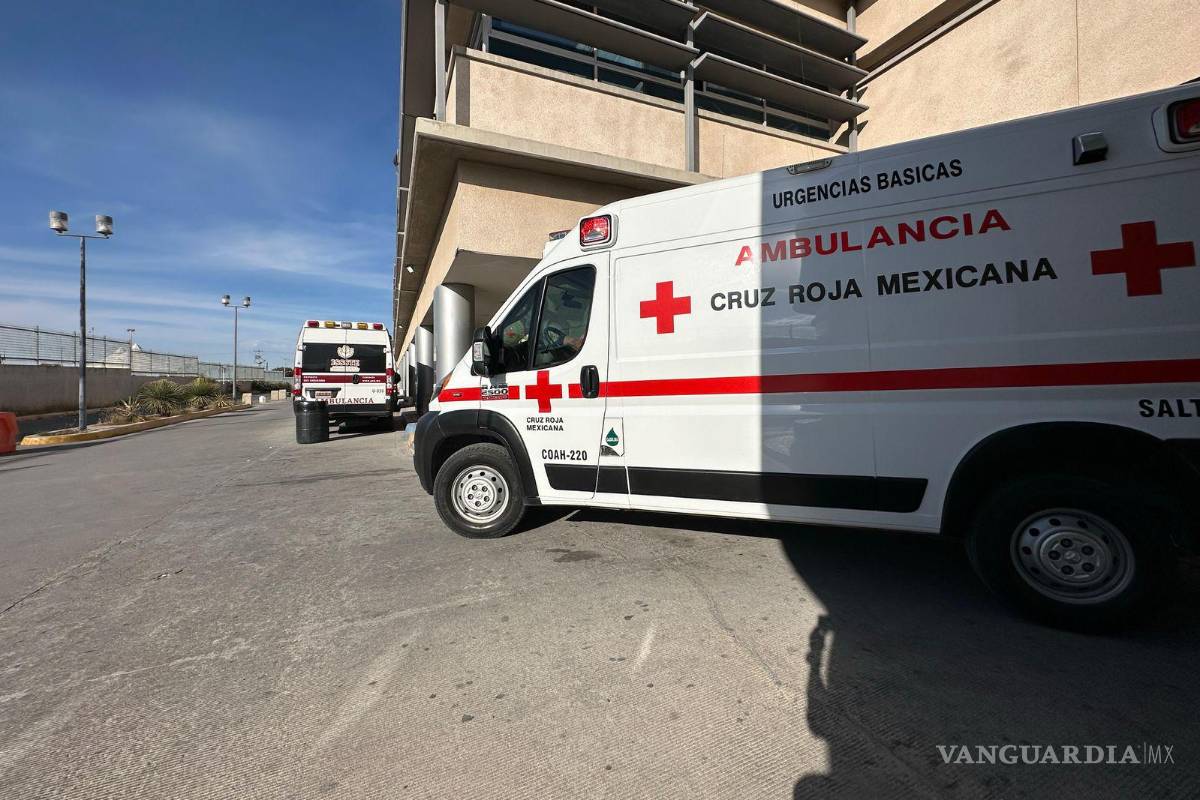 $!Paramédicos de la Cruz Roja acudieron rápidamente al lugar del incidente y, tras valorar la gravedad de la herida, trasladaron a la mujer al Hospital ISSSTE, donde permanece en estado delicado.