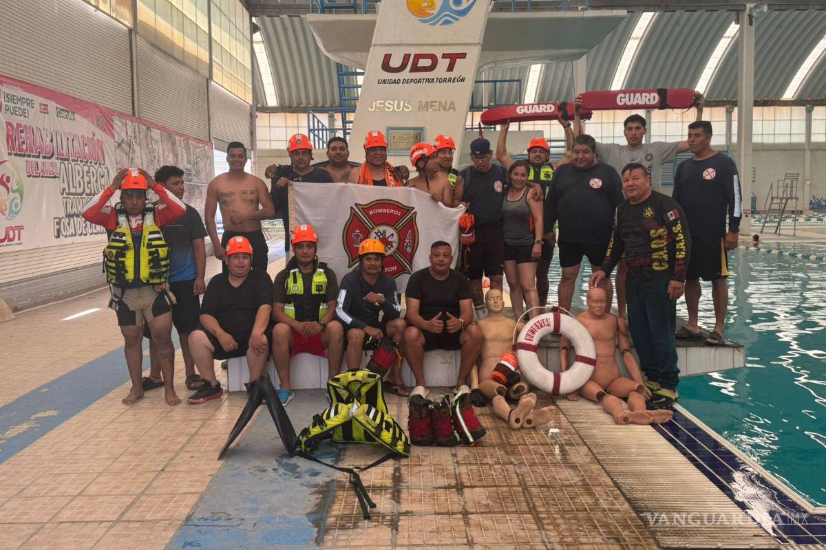 Capacitan a 30 bomberos de Torreón en técnicas de rescate acuático