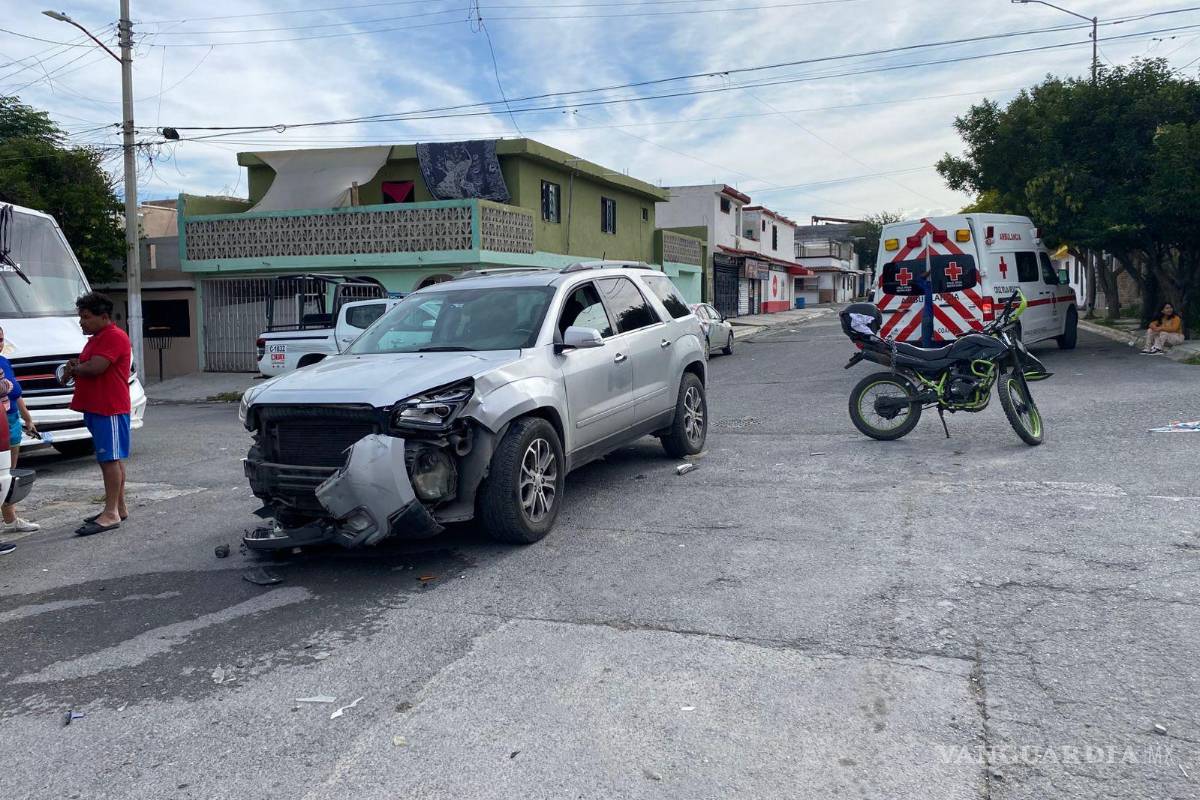 Falta de señalización contribuye a accidente entre moto y camioneta en la colonia Nueva Tlaxcala de Saltillo